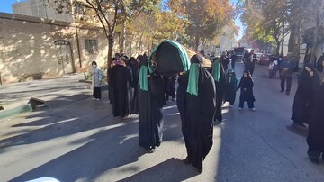 سینه‌زنی و زنجیرزنی مردم شاهرود در سوگ بانوی دو عالم