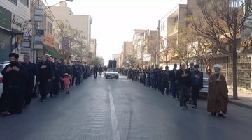 گرمسار در سوگ فاطمی؛ سینه‌زنی عزاداران در غم بانوی دو عالم