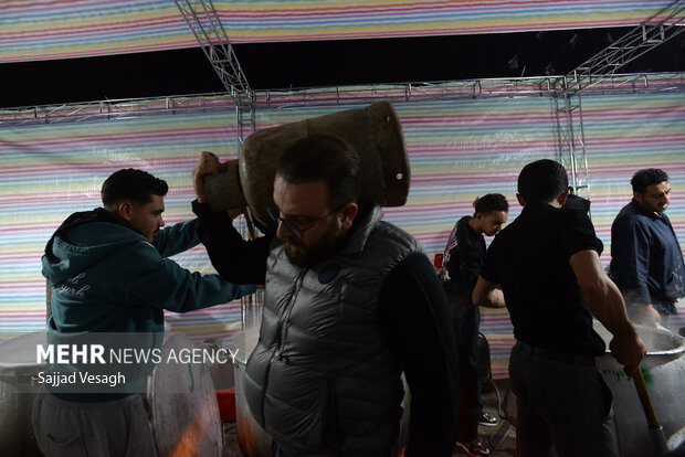 پخت چهل دیگ نذری در همدان