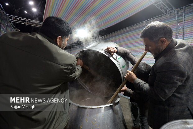 پخت چهل دیگ نذری در همدان