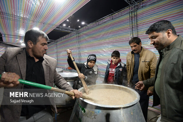 پخت چهل دیگ نذری در همدان