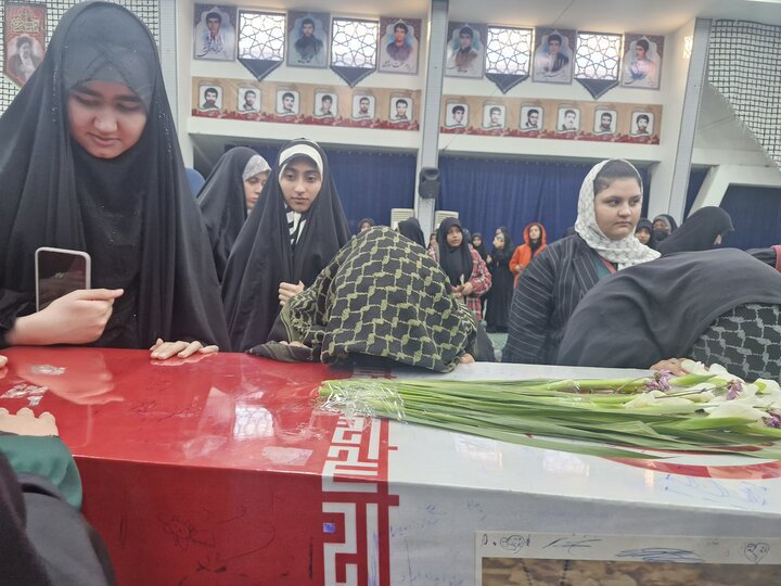 مشق عشق در حریم روضه فاطمی؛ میثاق دانش‌آموزان بیرجندی با یک نشان