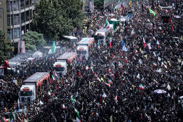 تشييع شهداء مجهولي الهوية على أيدي الشعب الإيراني.. امتزاج رائحة الفاطمية والشهادة