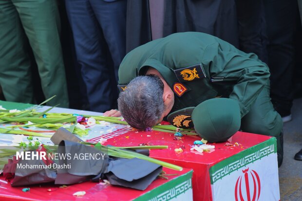 تشییع پیکر ۳ شهید گمنام دفاع مقدس در اردبیل