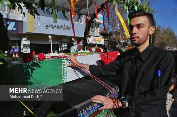 تشییع پیکر ۳ شهید گمنام دفاع مقدس در اردبیل