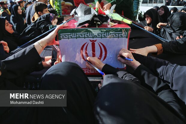 تشییع پیکر ۳ شهید گمنام دفاع مقدس در اردبیل