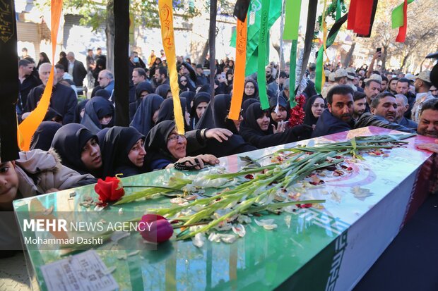 تشییع پیکر ۳ شهید گمنام دفاع مقدس در اردبیل