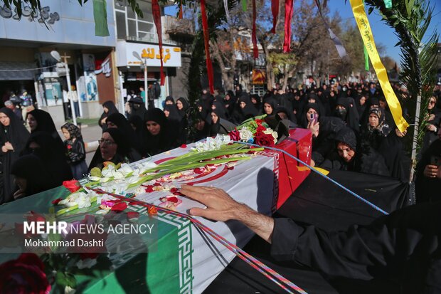 تشییع پیکر ۳ شهید گمنام دفاع مقدس در اردبیل