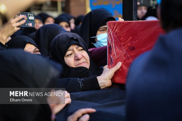 تشییع پیکر سه شهید گمنام در سنندج همزمان با سراسر کشور