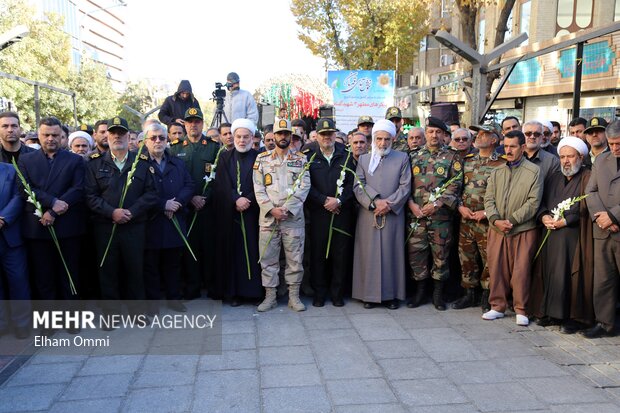 تشییع پیکر سه شهید گمنام در سنندج همزمان با سراسر کشور