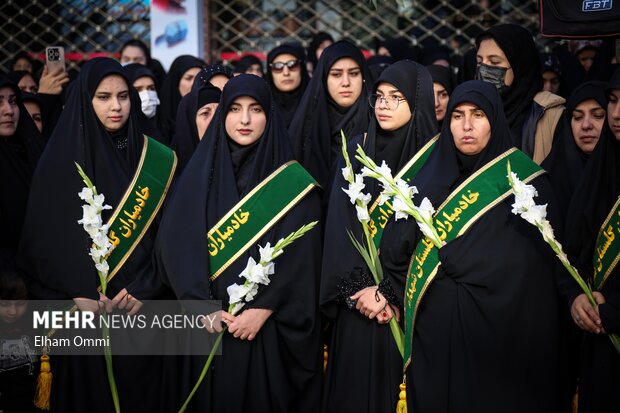 تشییع پیکر سه شهید گمنام در سنندج همزمان با سراسر کشور