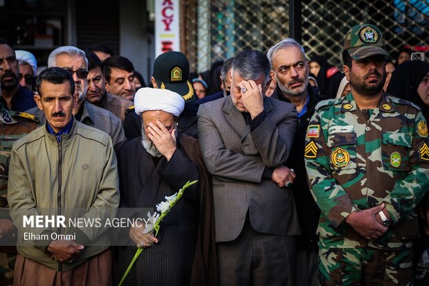 تشییع پیکر سه شهید گمنام در سنندج همزمان با سراسر کشور