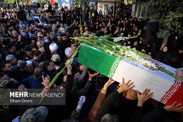 تشییع پیکر سه شهید گمنام در سنندج همزمان با سراسر کشور