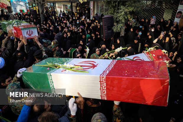 تشییع پیکر سه شهید گمنام در سنندج همزمان با سراسر کشور