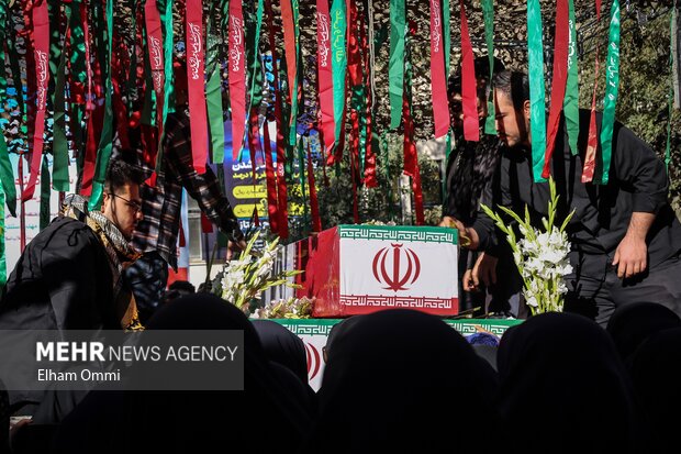 تشییع پیکر سه شهید گمنام در سنندج همزمان با سراسر کشور