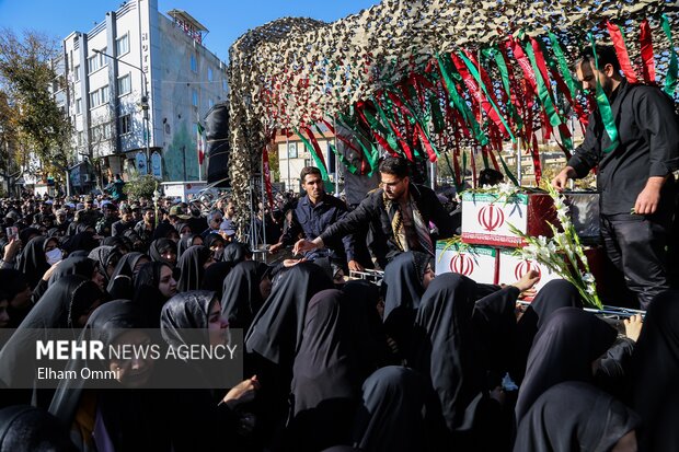 تشییع پیکر سه شهید گمنام در سنندج همزمان با سراسر کشور