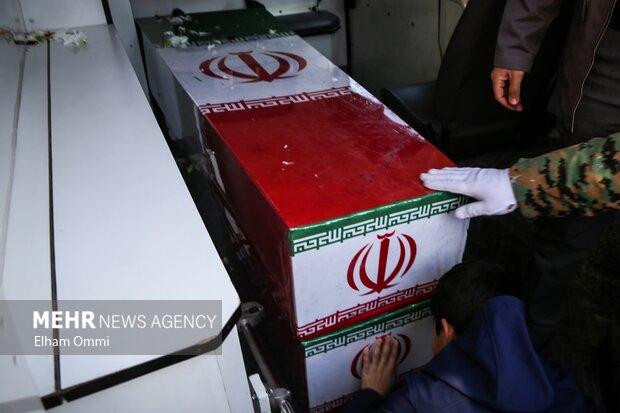 تشییع پیکر سه شهید گمنام در سنندج همزمان با سراسر کشور