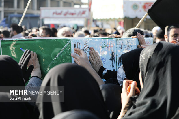 مراسم تشییع پیکر ۱۳ شهید گمنام دفاع مقدس در مشهد