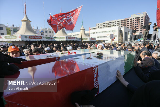 مراسم تشییع پیکر ۱۳ شهید گمنام دفاع مقدس در مشهد