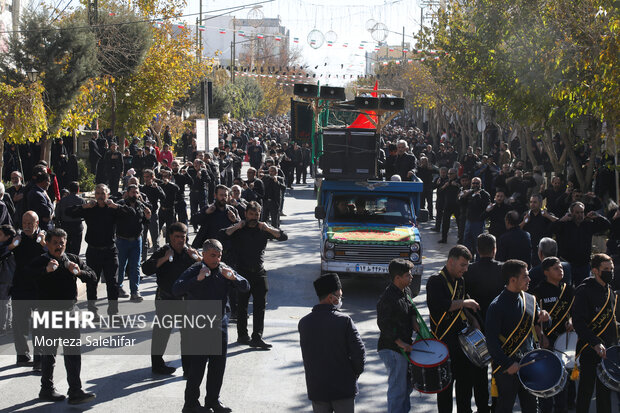 تشییع باشکوه 6شهید گمنام در شهرکرد بام ایران