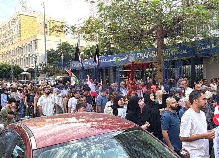 Beyrut'ta halk, İsrail saldırılarını protesto etti