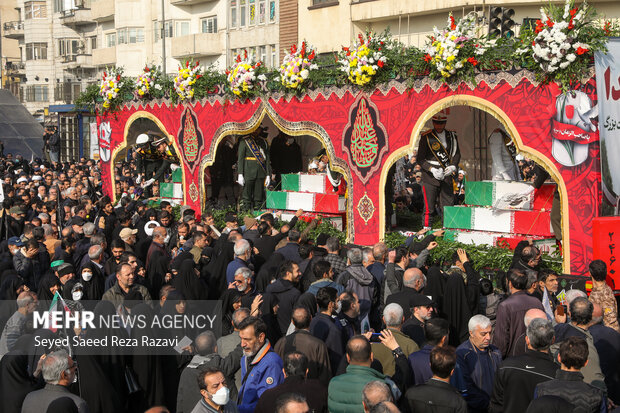 تشییع ۱۰۰ شهید گمنام دفاع مقدس؛ بیعت تهرانیها با خوشنامان فاطمی