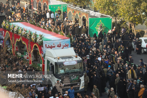 تشییع ۱۰۰ شهید گمنام دفاع مقدس؛ بیعت تهرانیها با خوشنامان فاطمی