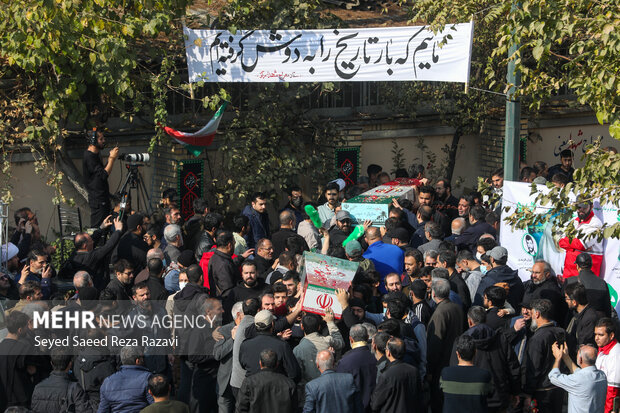 مراسم تشییع پیکرهای 100 شهید گمنام دوران دفاع مقدس در تهران 45