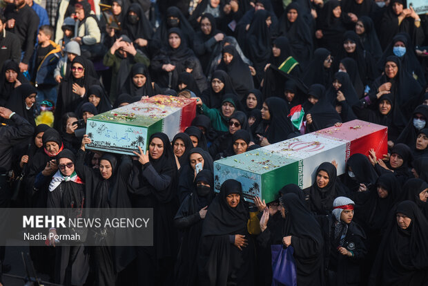 تشییع پیکر مطهر ۱۰ شهید گمنام در کرج