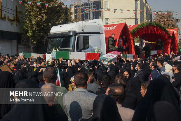 تشییع پیکر مطهر ۱۰ شهید گمنام در کرج