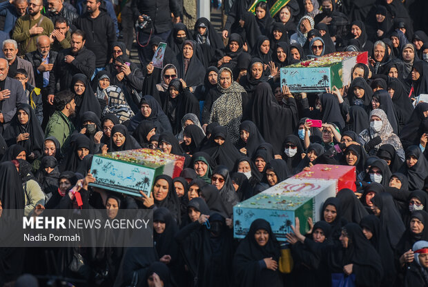 تشییع پیکر مطهر ۱۰ شهید گمنام در کرج