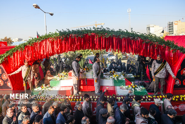 تشییع پیکر مطهر ۱۰ شهید گمنام در کرج