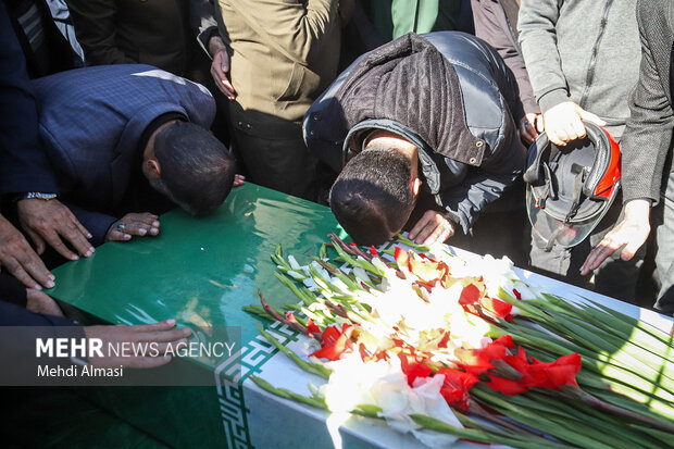 آیین تشییع ۲ شهید گمنام در شهر زنجان