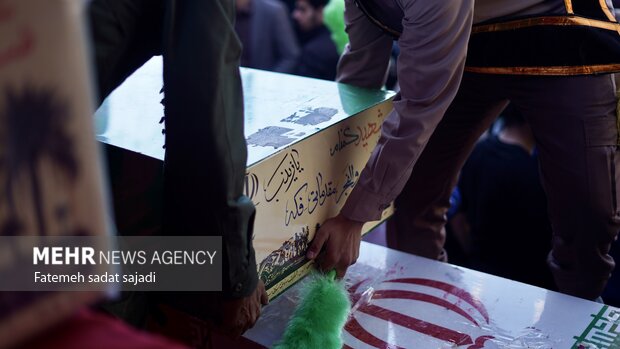 تشییع ٩ شهید گمنام در شهر کرمان