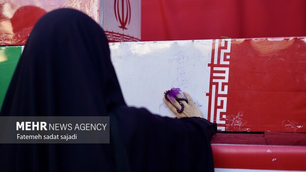 تشییع ٩ شهید گمنام در شهر کرمان