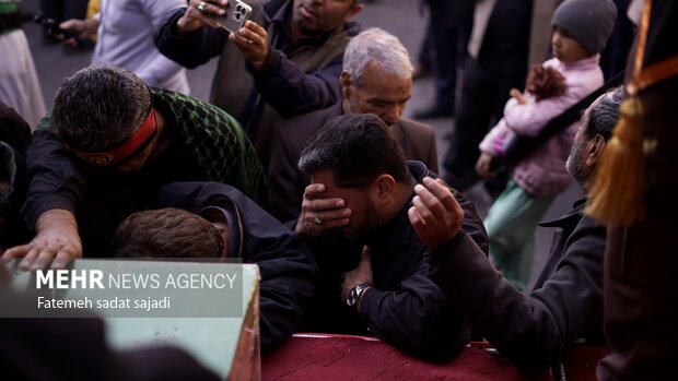 تشییع ٩ شهید گمنام در شهر کرمان