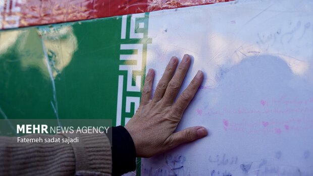 تشییع ٩ شهید گمنام در شهر کرمان