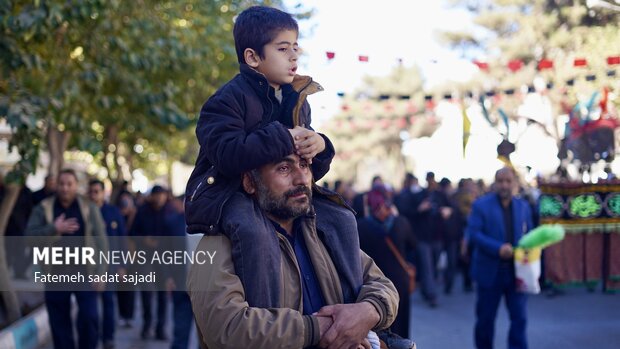 تشییع ٩ شهید گمنام در شهر کرمان