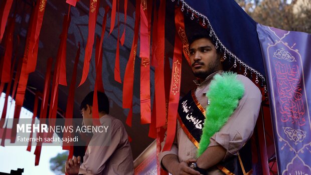 تشییع ٩ شهید گمنام در شهر کرمان