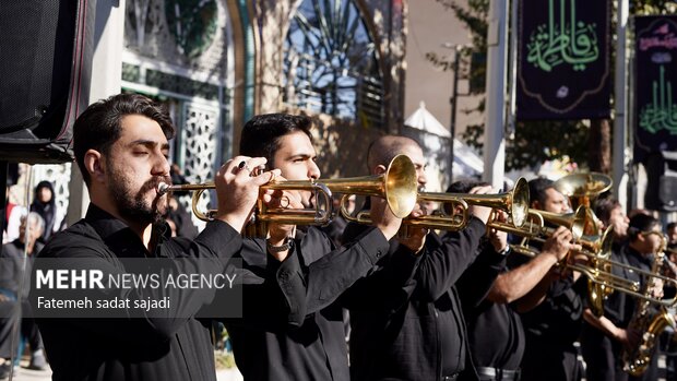 تشییع ٩ شهید گمنام در شهر کرمان
