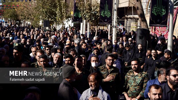 تشییع ٩ شهید گمنام در شهر کرمان