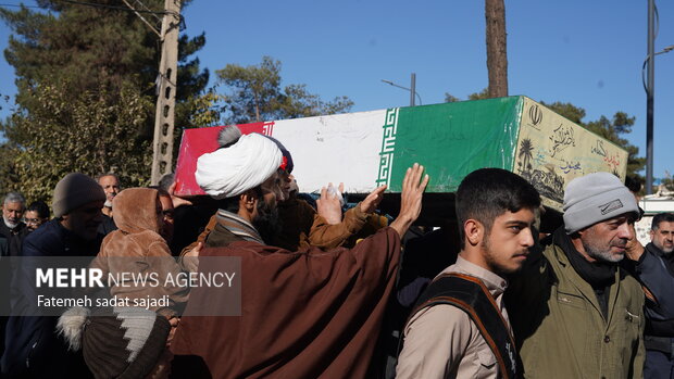 تشییع ٩ شهید گمنام در شهر کرمان