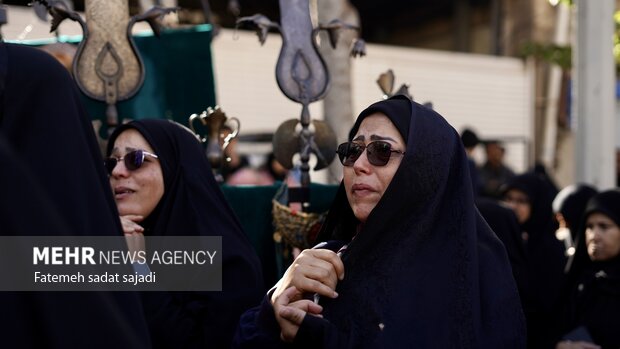 تشییع ٩ شهید گمنام در شهر کرمان