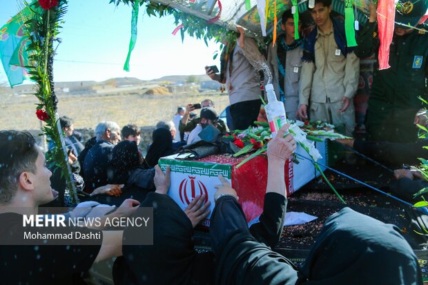 تشییع پیکر شهید گمنام در روستای آق قاسملوی مشگین شهر
