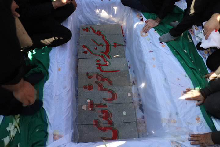 پیکر مطهر شهید گمنام در صداوسیمای استان زنجان تشییع و تدفین شد پیکر مطهر شهید گمنام در صداوسیمای استان زنجان تشییع و تدفین شد