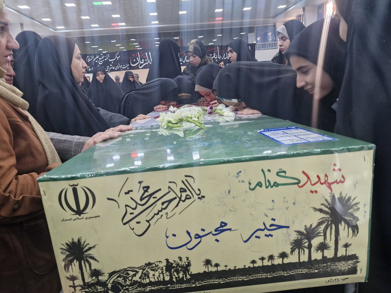 لحظه ورود پیکر ۶ شهید گمنام برای تشییع میان خیل جمعیت در بیرجند