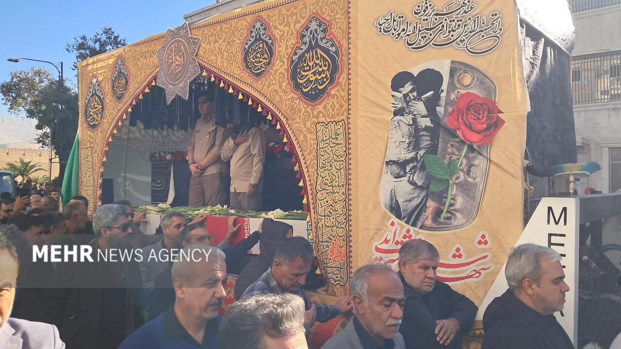 آغاز مراسم تشییع پیکر ۱۲ شهدای گمنام در شیراز