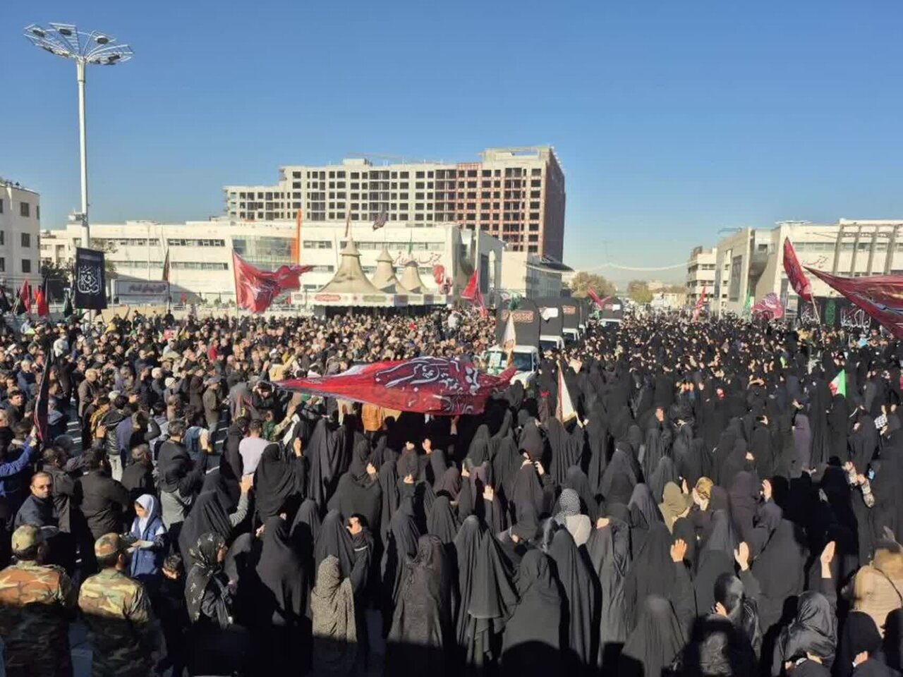 نمایی از جمعیت با شکوه آحاد مردم مشهد در اجتماع فاطمیون