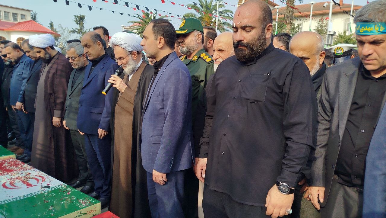 تصاویری از اقامه نماز بر پیکر ۷ شهید گمنام در رشت