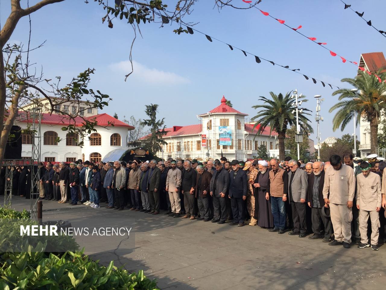 خروش «یا زهرا» در رشت؛ پیوند نام مادر و فرزندان در تشییع شهدای گمنام